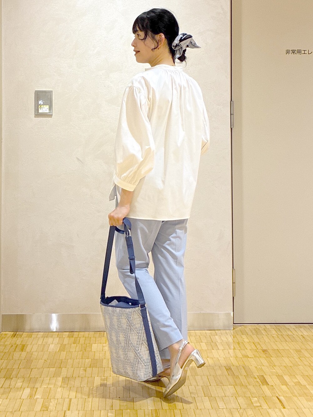 ブラック系のカーディガン/ボレロ、ホワイト系のシャツ/ブラウス、ベージュ系のタンクトップを着用したレディースの春コーディネートの4枚目の写真