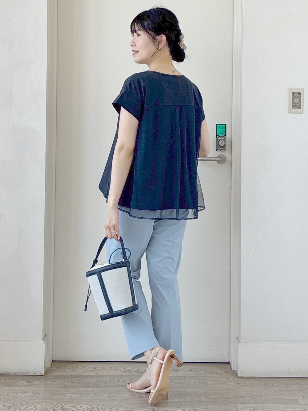 ブルー系のチュニック、ブルー系のその他パンツ、ブルー系のショルダーバッグを着用したレディースの夏コーディネートの4枚目の写真