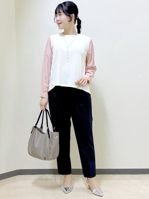 ホワイト系のTシャツ/カットソー、ブラック系のその他パンツ、ベージュ系のステンカラーコートを着用したレディースの冬コーディネートの8枚目の写真