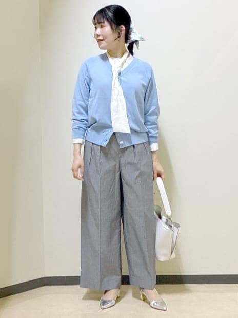 ブラック系のその他パンツ、ブルー系のカーディガン/ボレロ、ピンク系のニット/セーターを着用したレディースの冬コーディネートの5枚目の写真