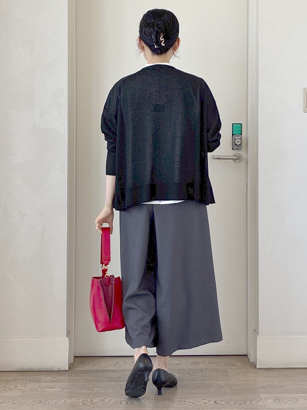 ブラック系のカーディガン/ボレロ、ホワイト系のシャツ/ブラウス、ブラック系のタンクトップを着用したレディースの夏コーディネートの3枚目の写真