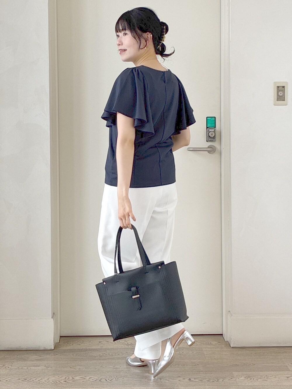 ブルー系のTシャツ/カットソー、ホワイト系のその他パンツ、ブルー系のテーラードジャケットを着用したレディースの夏コーディネートの4枚目の写真
