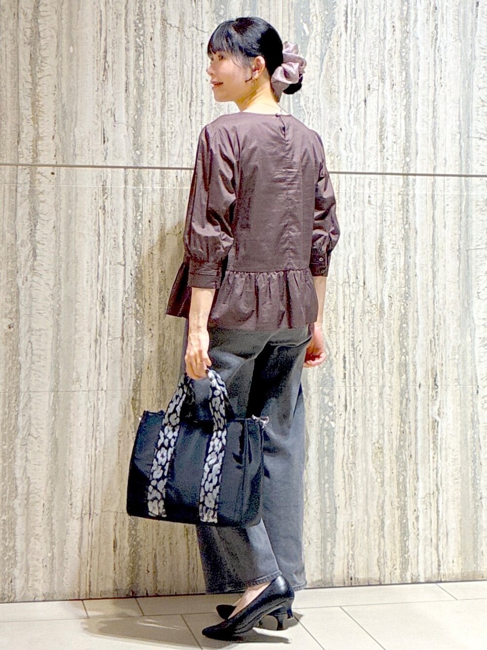 ホワイト系のシャツ/ブラウス、ブラウン系のシャツ/ブラウス、ブラック系のデニムパンツを着用したレディースの秋コーディネートの9枚目の写真