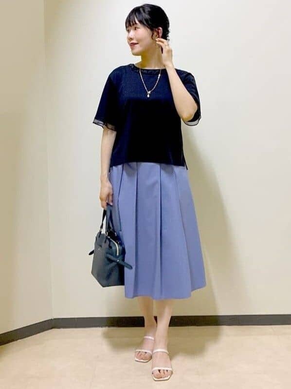 ブルー系のTシャツ/カットソー、ブルー系のスカート、ベージュ系のスカートを着用したレディースの夏コーディネートの5枚目の写真