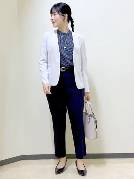ブルー系のシャツ/ブラウス、ブルー系のその他パンツ、グレー系のノーカラージャケットを着用したレディースの冬コーディネートの10枚目の写真