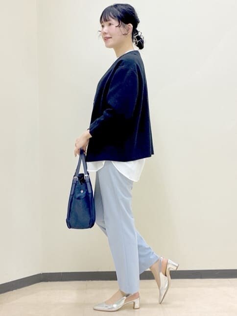 ホワイト系のシャツ/ブラウス、ブルー系のシャツ/ブラウス、ブルー系のその他パンツを着用したレディースの春コーディネートの2枚目の写真