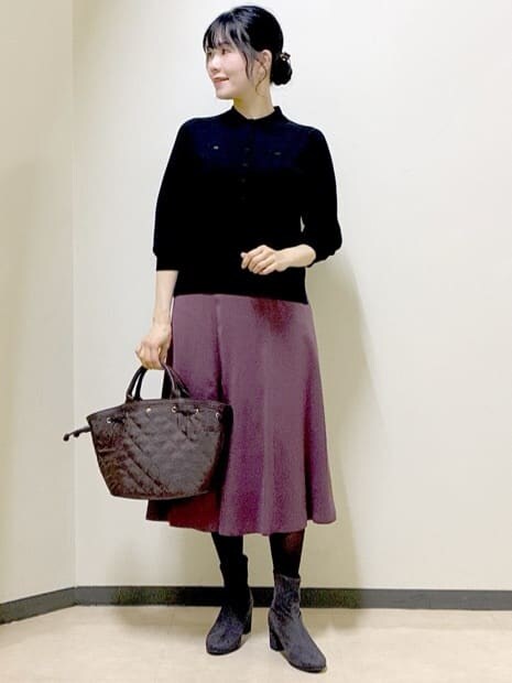 ブラウン系のカーディガン/ボレロ、ブラック系のニット/セーター、レッド系のスカートを着用したレディースの冬コーディネートの8枚目の写真