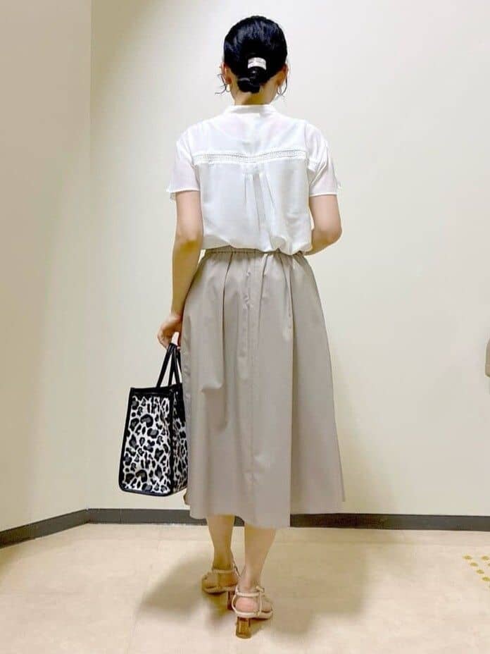 ホワイト系のシャツ/ブラウス、ベージュ系のスカート、ブラック系のカーディガン/ボレロを着用したレディースの夏コーディネートの3枚目の写真