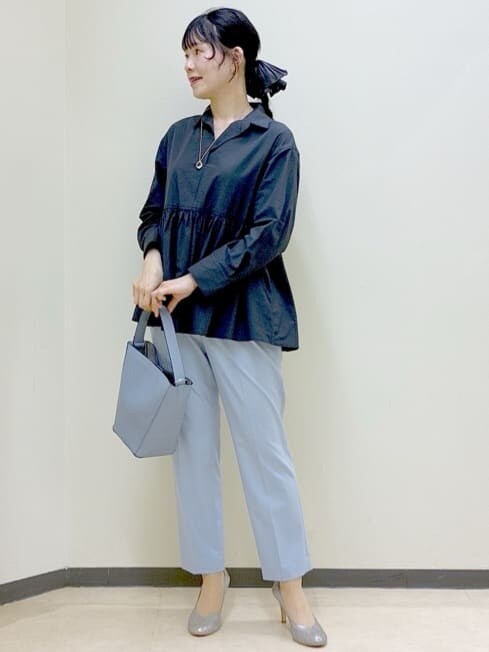 ブルー系のシャツ/ブラウス、ブルー系のその他パンツ、ホワイト系のカーディガン/ボレロを着用したレディースの春コーディネートの6枚目の写真