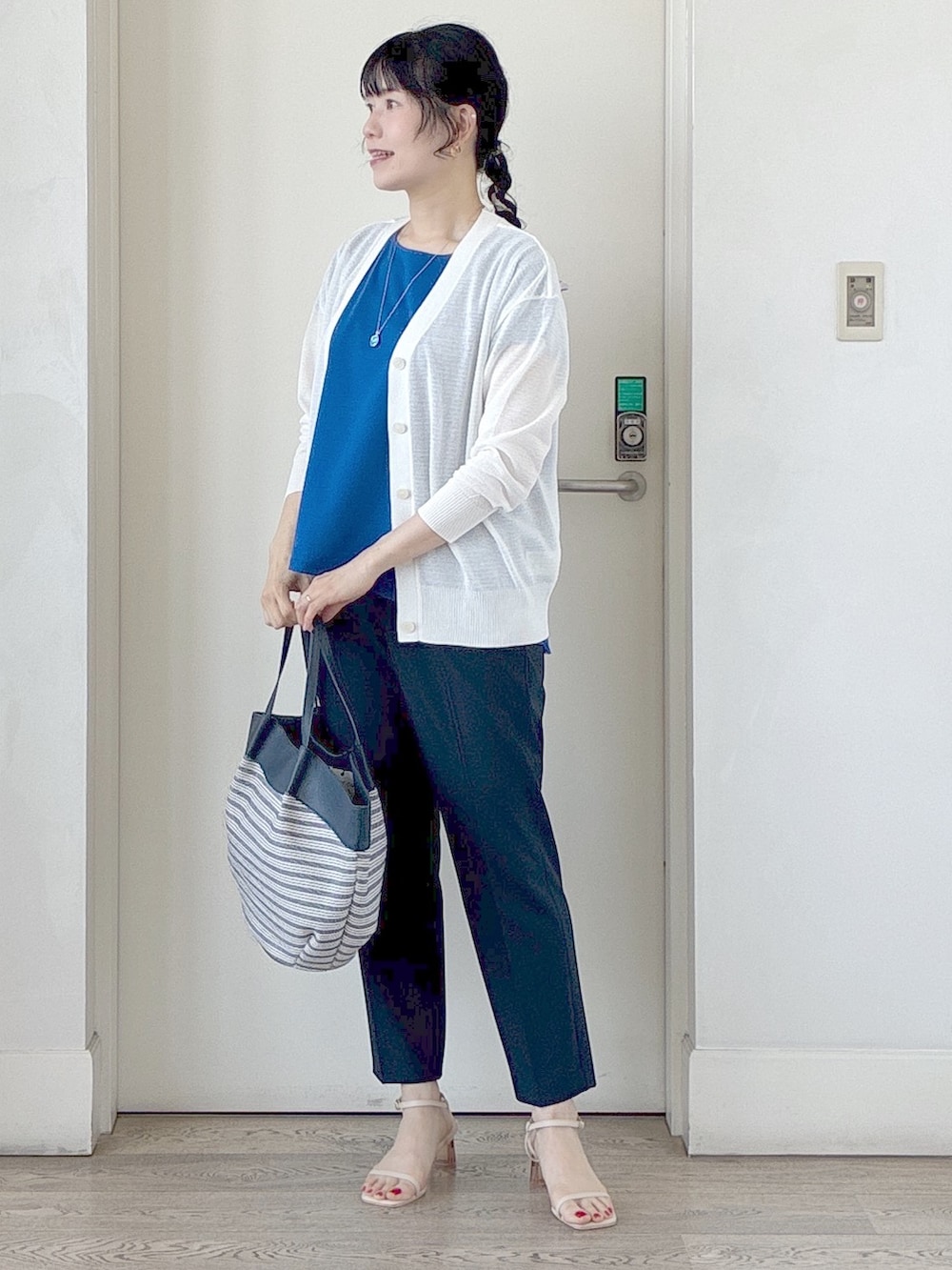 ホワイト系のカーディガン/ボレロ、ブルー系のチュニック、ブルー系のその他パンツを着用したレディースの夏コーディネートの7枚目の写真