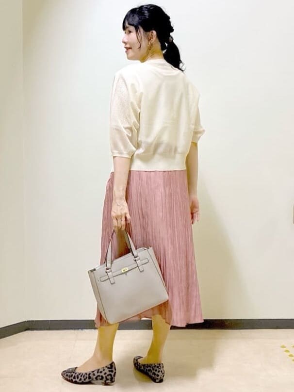 ホワイト系のTシャツ/カットソー、ベージュ系のカーディガン/ボレロ、ピンク系のスカートを着用したレディースの秋コーディネートの9枚目の写真