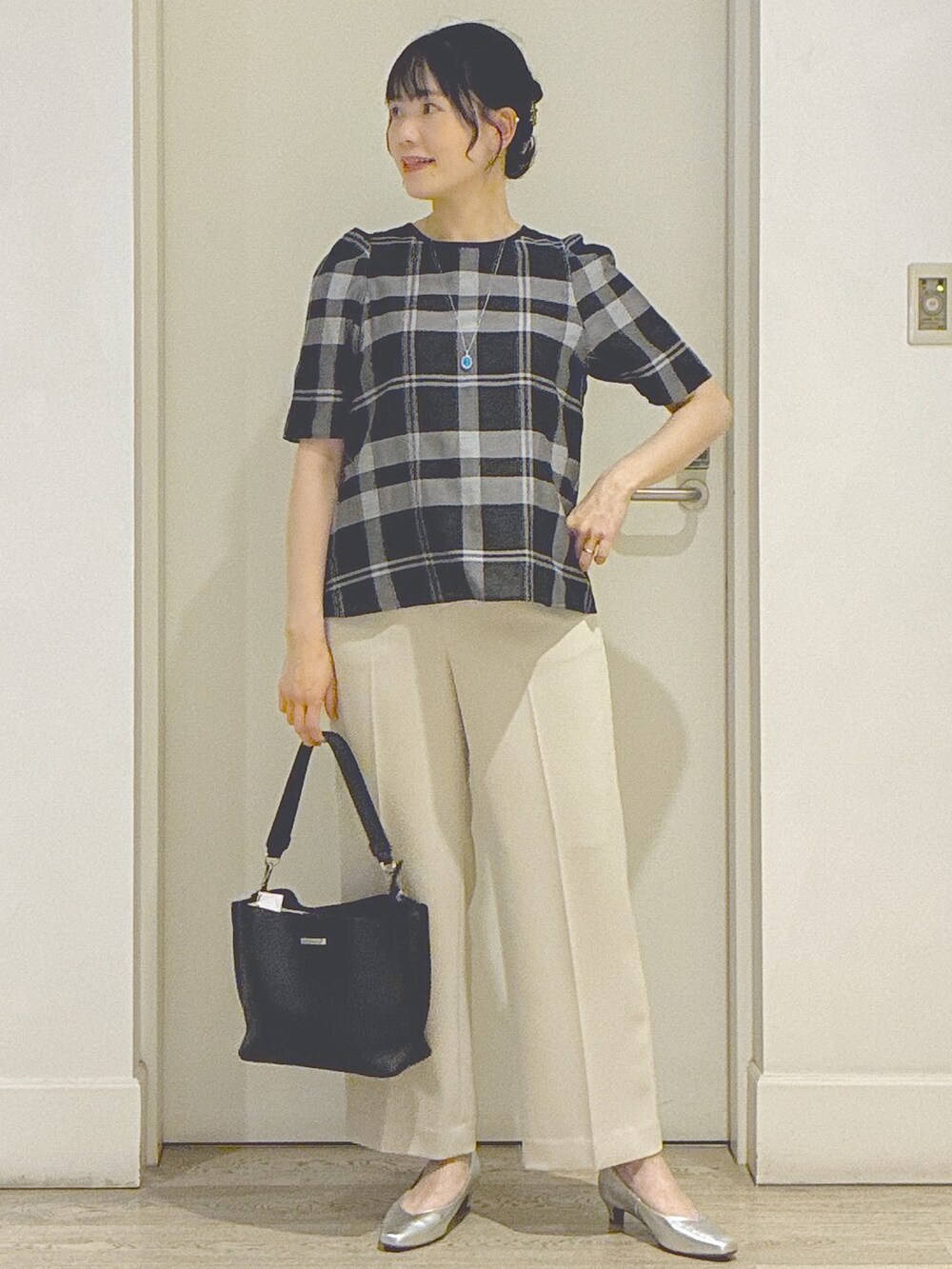 ベージュ系のその他パンツ、ブラック系のトートバッグ、ブルー系のネックレスを着用したレディースの夏コーディネートの7枚目の写真