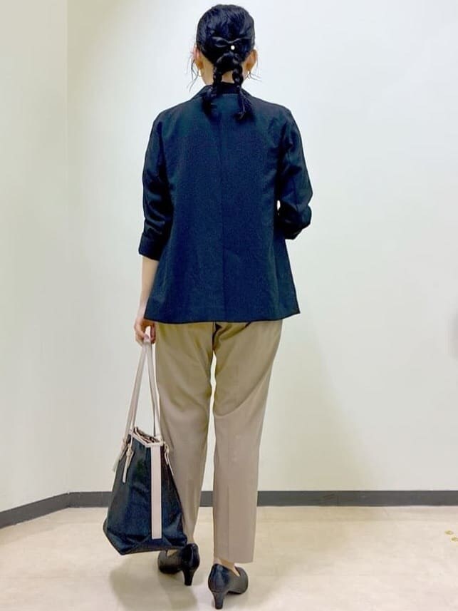 イエロー系のシャツ/ブラウス、イエロー系のその他パンツ、ブラック系のテーラードジャケットを着用したレディースの春コーディネートの4枚目の写真