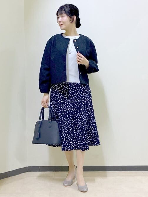 ピンク系のワンピース、ブルー系のノーカラージャケット、グレー系のニット/セーターを着用したレディースの冬コーディネートの5枚目の写真