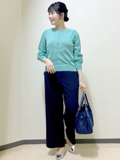 グレー系のノーカラージャケット、グリーン系のニット/セーター、ブルー系のその他パンツを着用したレディースの冬コーディネートの9枚目の写真