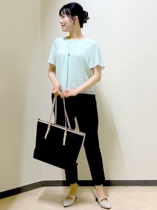 グリーン系のシャツ/ブラウス、ブルー系のその他パンツ、グレー系のカーディガン/ボレロを着用したレディースの夏コーディネートの5枚目の写真