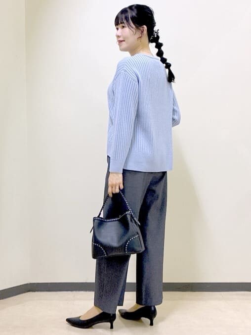 ブルー系のニット/セーター、ブルー系のその他パンツ、ブルー系のダウンジャケット/コートを着用したレディースの冬コーディネートの4枚目の写真