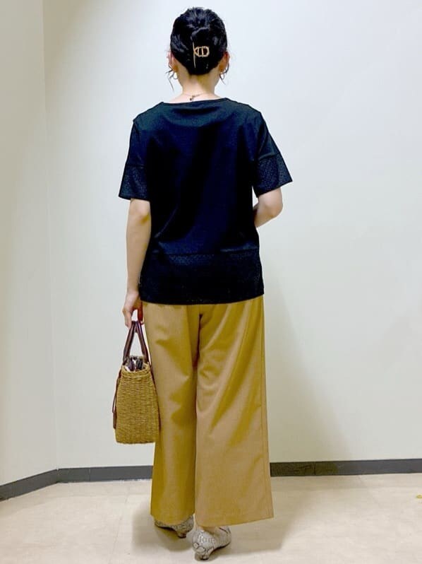 ブラック系のTシャツ/カットソー、イエロー系のその他パンツ、グレー系のその他パンツを着用したレディースの夏コーディネートの3枚目の写真