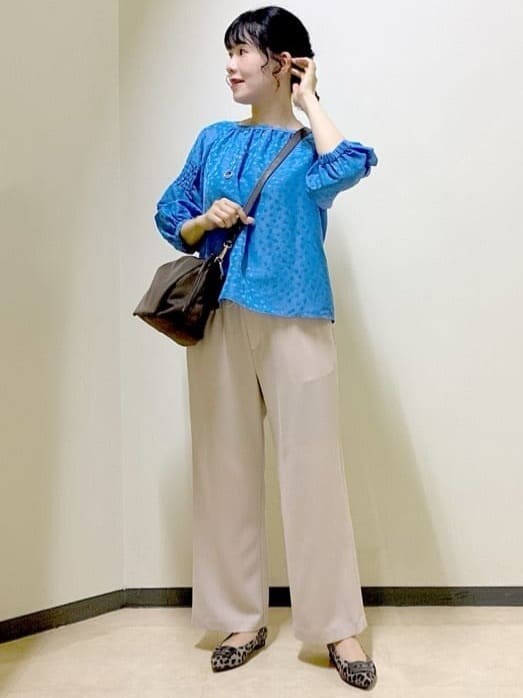 ブルー系のシャツ/ブラウス、ベージュ系のその他パンツ、ブラウン系のショルダーバッグを着用したレディースの秋コーディネートの5枚目の写真