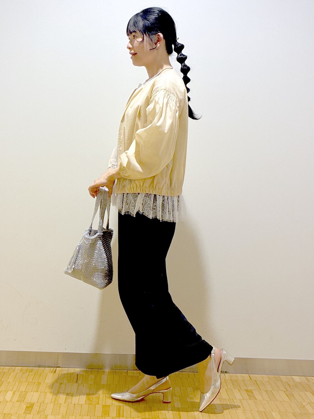 ベージュ系のブルゾン、ホワイト系のTシャツ/カットソー、ブラック系のその他パンツを着用したレディースの春コーディネートの2枚目の写真