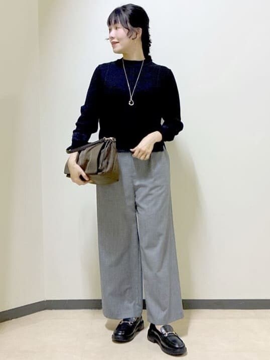 ブラック系のニット/セーター、グレー系のその他パンツ、ブラウン系のショルダーバッグを着用したレディースの冬コーディネートの6枚目の写真