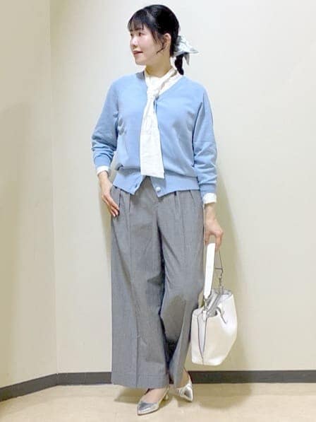 ブラック系のその他パンツ、ブルー系のカーディガン/ボレロ、ピンク系のニット/セーターを着用したレディースの冬コーディネートの7枚目の写真