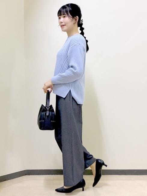 ブルー系のニット/セーター、ブルー系のその他パンツ、ブルー系のダウンジャケット/コートを着用したレディースの冬コーディネートの2枚目の写真