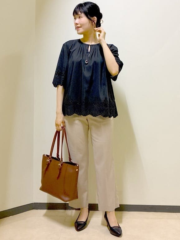 ブラック系のシャツ/ブラウス、ベージュ系のその他パンツ、ブラウン系のトートバッグを着用したレディースの夏コーディネートの8枚目の写真