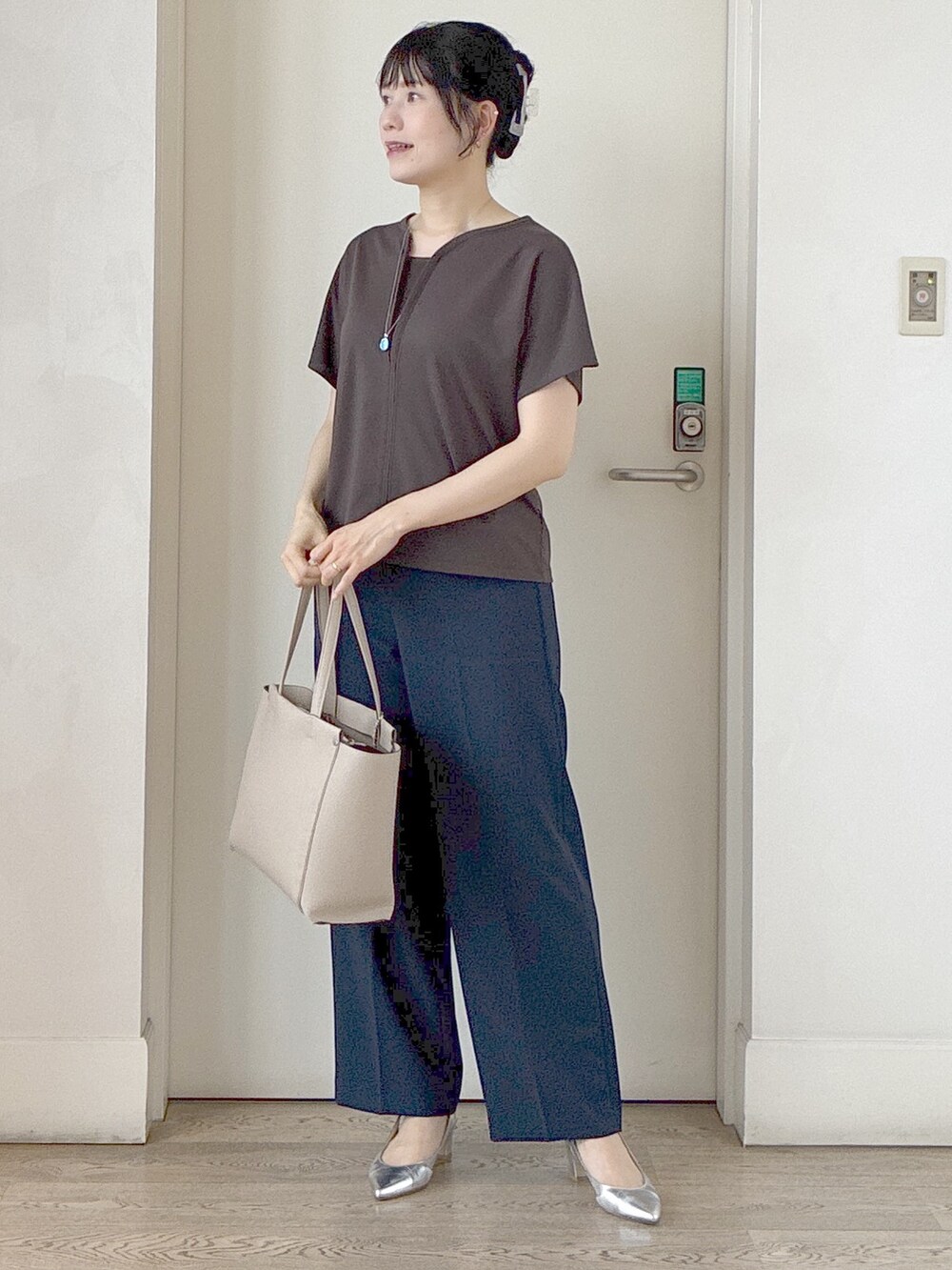 ブラウン系のTシャツ/カットソー、グリーン系のテーラードジャケット、ブルー系のその他パンツを着用したレディースの夏コーディネートの6枚目の写真