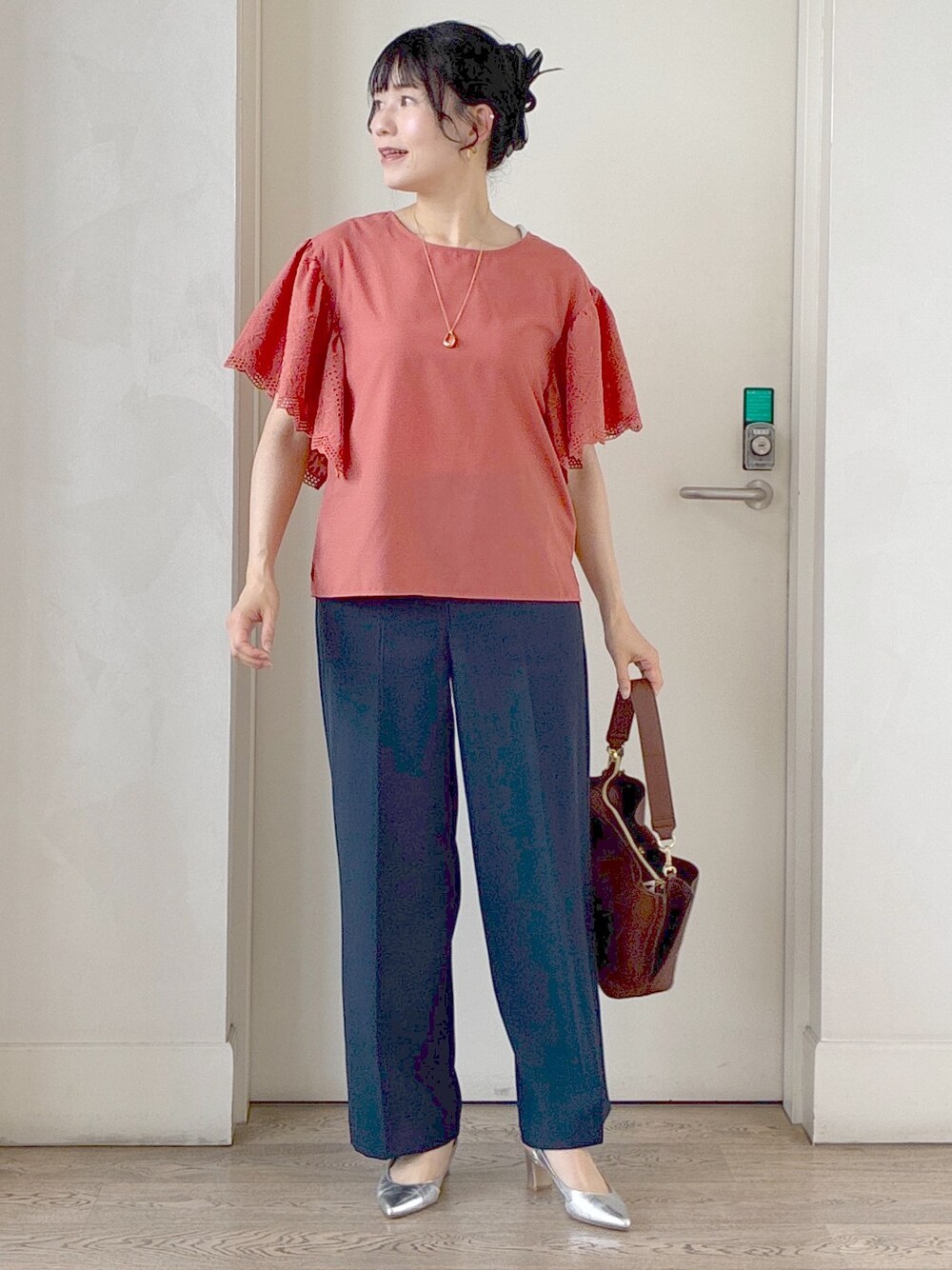 レッド系のシャツ/ブラウス、ブルー系のその他パンツ、ブラウン系のトートバッグを着用したレディースの夏コーディネートの6枚目の写真