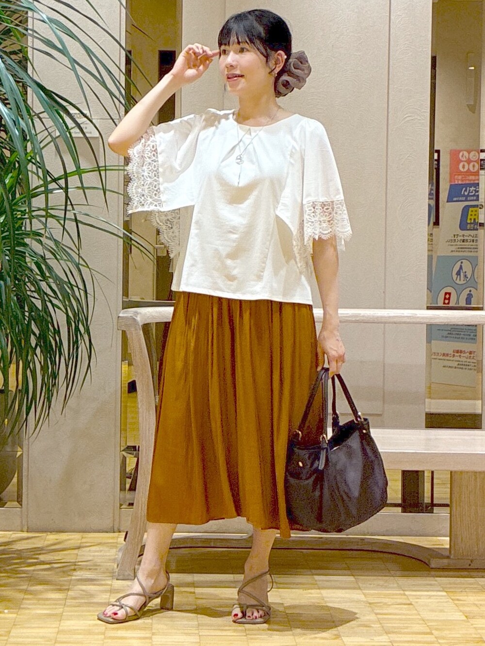 ホワイト系のTシャツ/カットソー、レッド系のその他パンツ、ベージュ系のブルゾンを着用したレディースの夏コーディネートの5枚目の写真