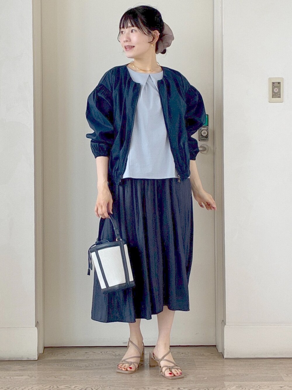 ブルー系のブルゾン、ブルー系のTシャツ/カットソー、ブルー系のその他パンツを着用したレディースの夏コーディネートの5枚目の写真
