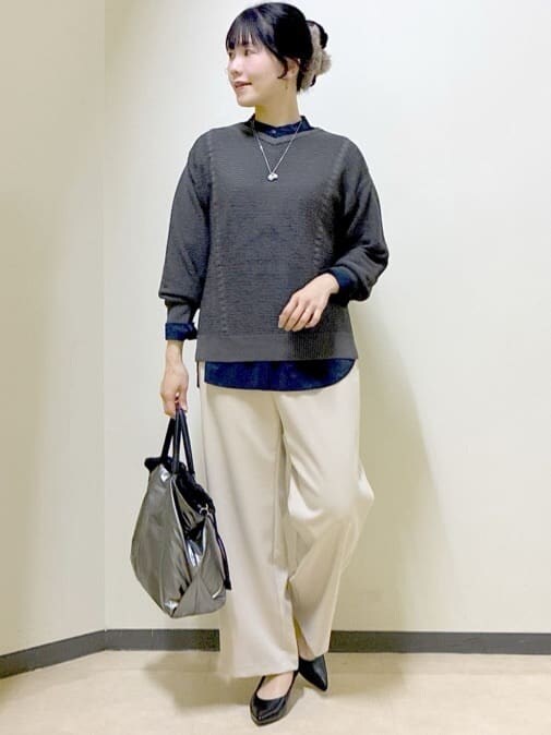ブラック系のダウンジャケット/コート、グレー系のニット/セーター、ブルー系のシャツ/ブラウスを着用したレディースの冬コーディネートの10枚目の写真