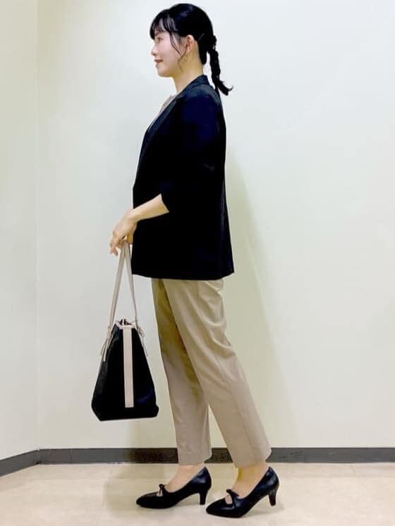 イエロー系のシャツ/ブラウス、イエロー系のその他パンツ、ブラック系のテーラードジャケットを着用したレディースの春コーディネートの3枚目の写真