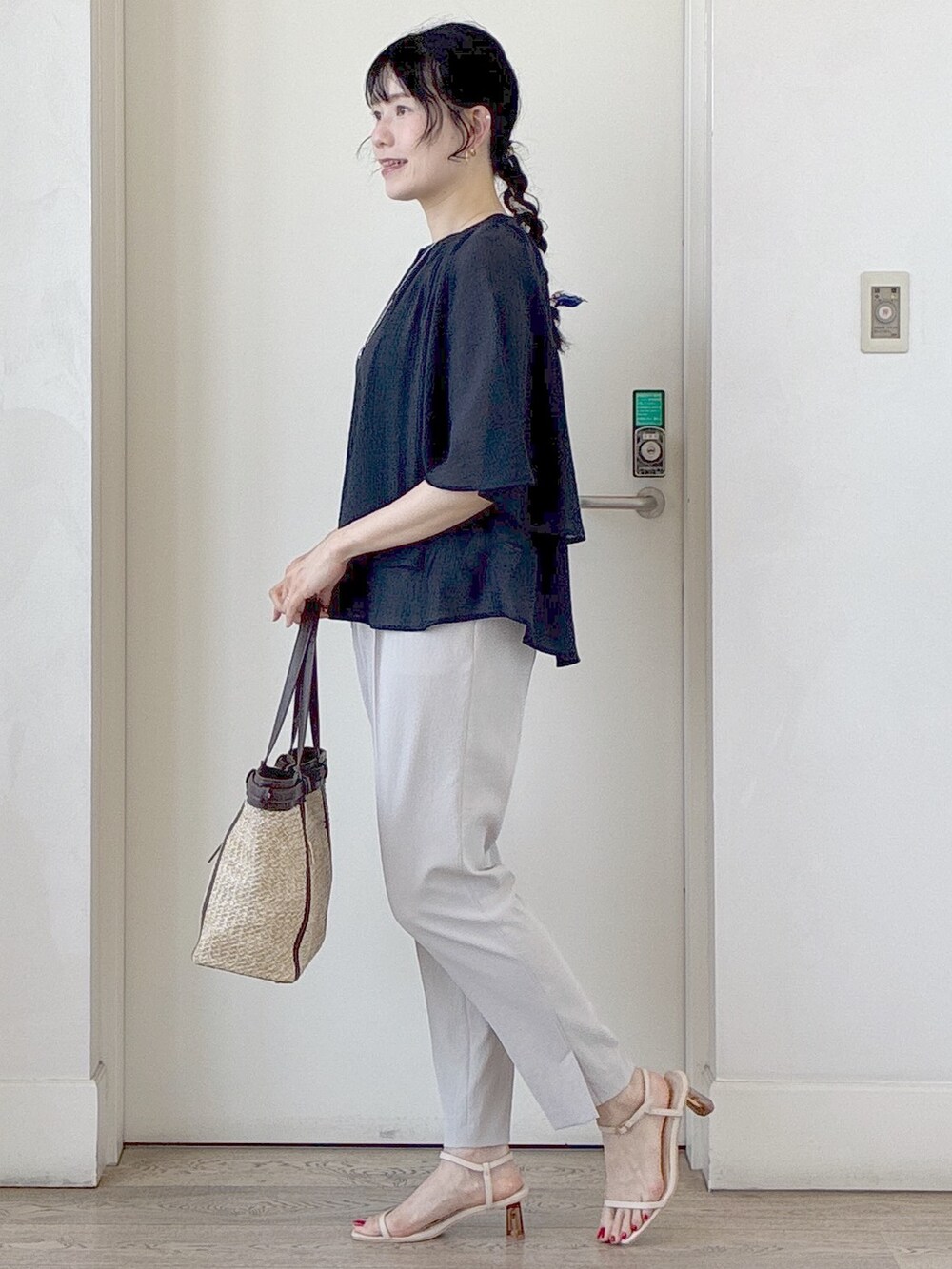 ブルー系のシャツ/ブラウス、ベージュ系のその他パンツ、ベージュ系のタンクトップを着用したレディースの夏コーディネートの2枚目の写真