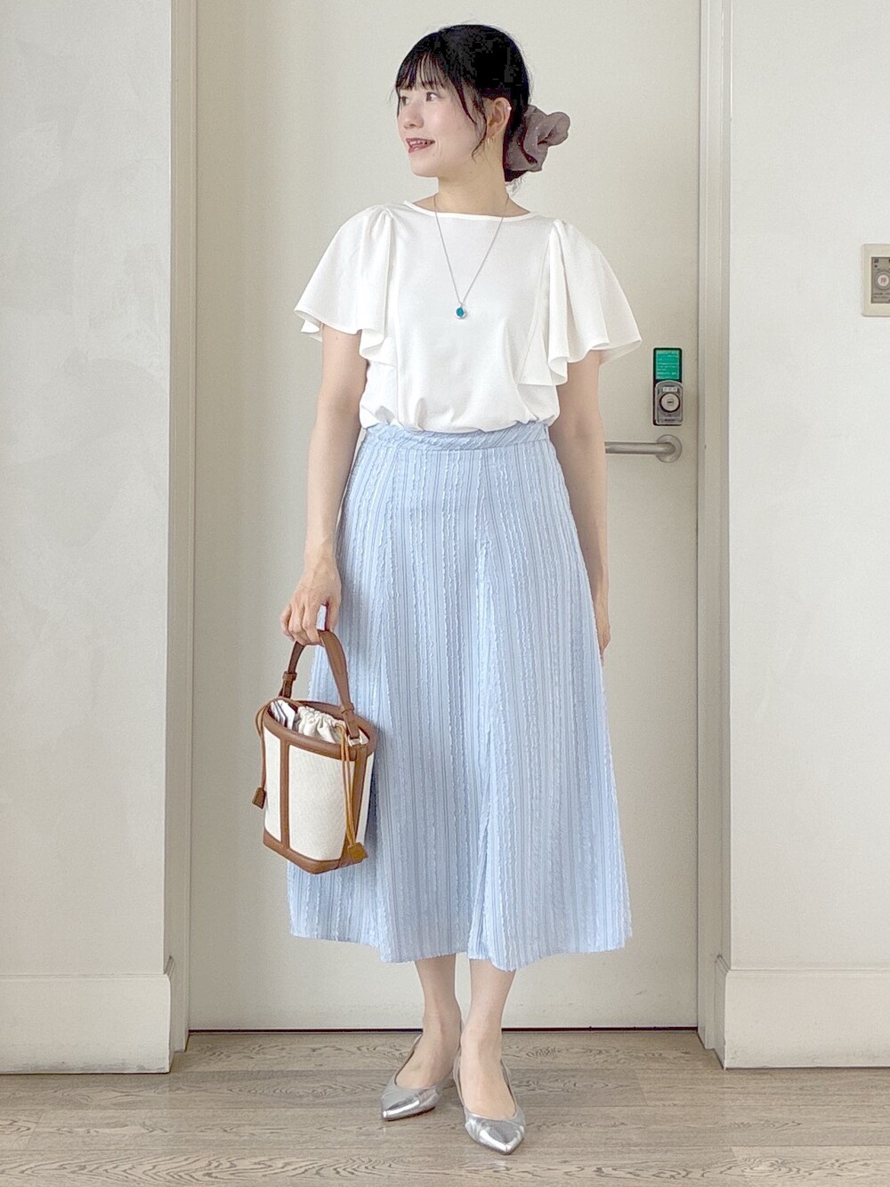 ホワイト系のTシャツ/カットソー、ブルー系のテーラードジャケット、ブルー系のスカートを着用したレディースの夏コーディネートの6枚目の写真