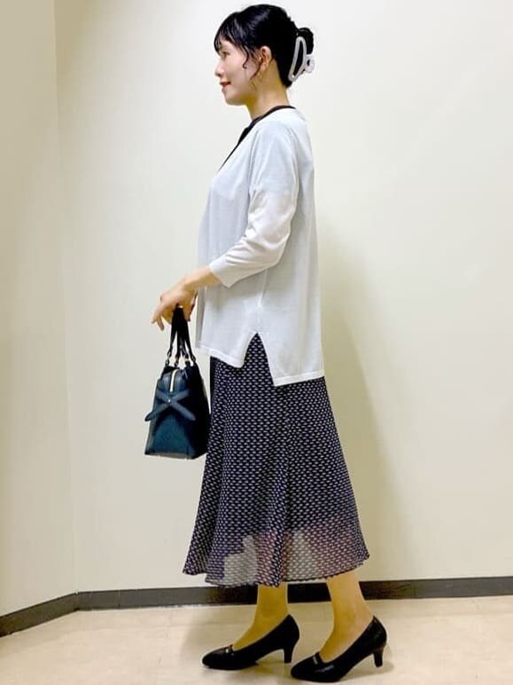 グレー系のカーディガン/ボレロ、ブラック系のシャツ/ブラウス、ブルー系のスカートを着用したレディースの夏コーディネートの2枚目の写真