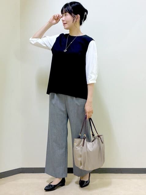 ブラック系のTシャツ/カットソー、グレー系のその他パンツ、グリーン系のその他パンツを着用したレディースの秋コーディネートの6枚目の写真