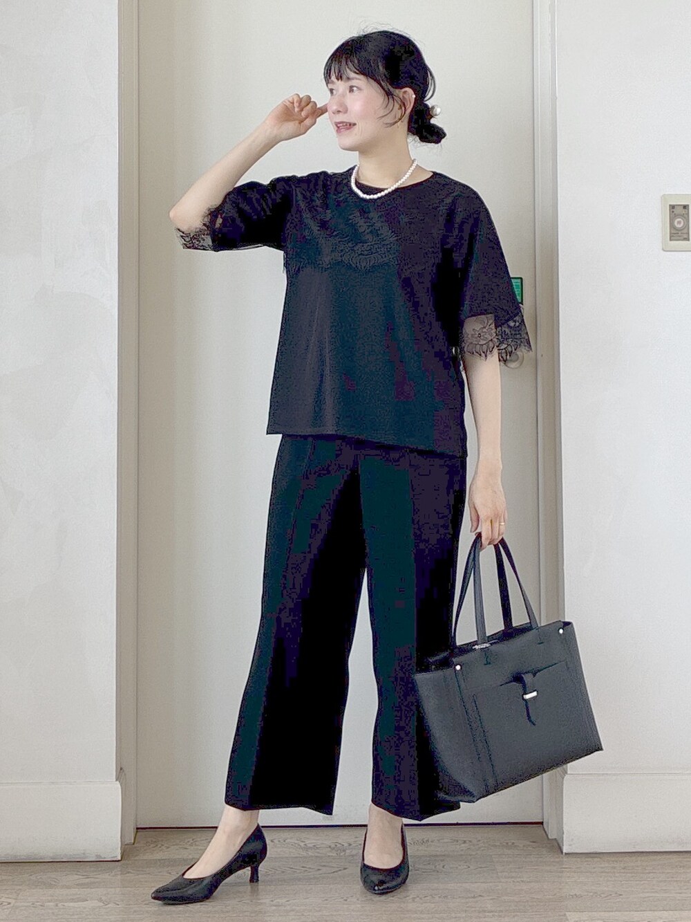 ブラック系のTシャツ/カットソー、ブラック系のその他パンツ、ブラック系のトートバッグを着用したレディースの夏コーディネートの6枚目の写真