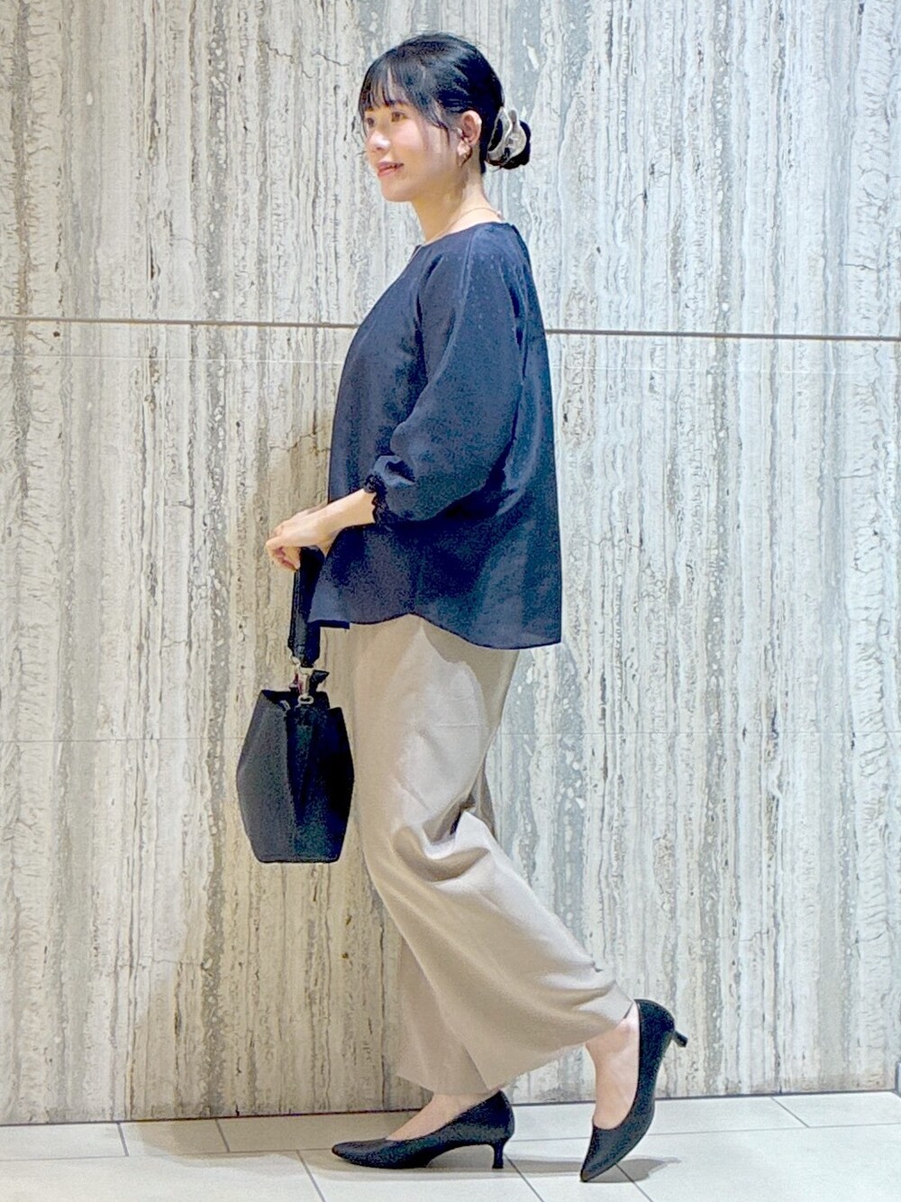 ブルー系のシャツ/ブラウス、ベージュ系のその他パンツ、ブラック系のブルゾンを着用したレディースの秋コーディネートの2枚目の写真