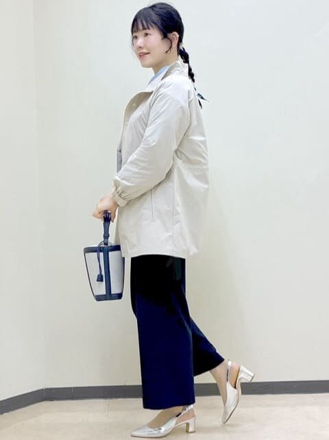 ブルー系のその他パンツ、ブルー系のシャツ/ブラウス、ブルー系のTシャツ/カットソーを着用したレディースの冬コーディネートの10枚目の写真