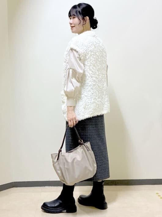 ベージュ系のシャツ/ブラウス、ホワイト系のベスト、グレー系のスカートを着用したレディースの秋コーディネートの4枚目の写真