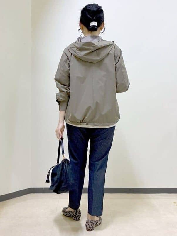 グリーン系のブルゾン、ベージュ系のTシャツ/カットソー、ブルー系のその他パンツを着用したレディースの秋コーディネートの3枚目の写真