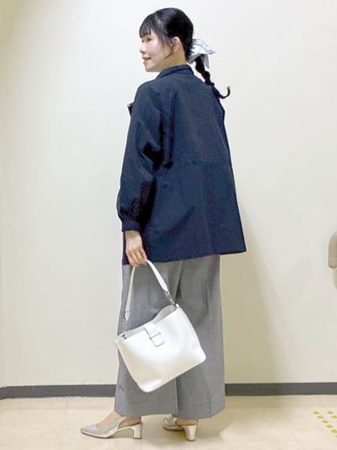ブラック系のその他パンツ、ブルー系のカーディガン/ボレロ、ピンク系のニット/セーターを着用したレディースの冬コーディネートの4枚目の写真