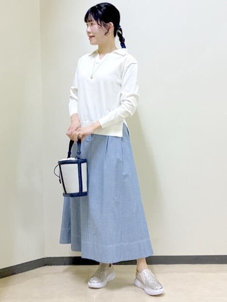 ブルー系のスカート、ベージュ系のスカート、ホワイト系のニット/セーターを着用したレディースの冬コーディネートの5枚目の写真