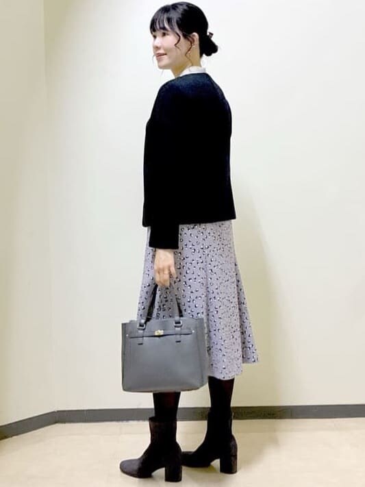 ホワイト系のシャツ/ブラウス、グレー系のスカート、ブラック系のノーカラージャケットを着用したレディースの冬コーディネートの8枚目の写真