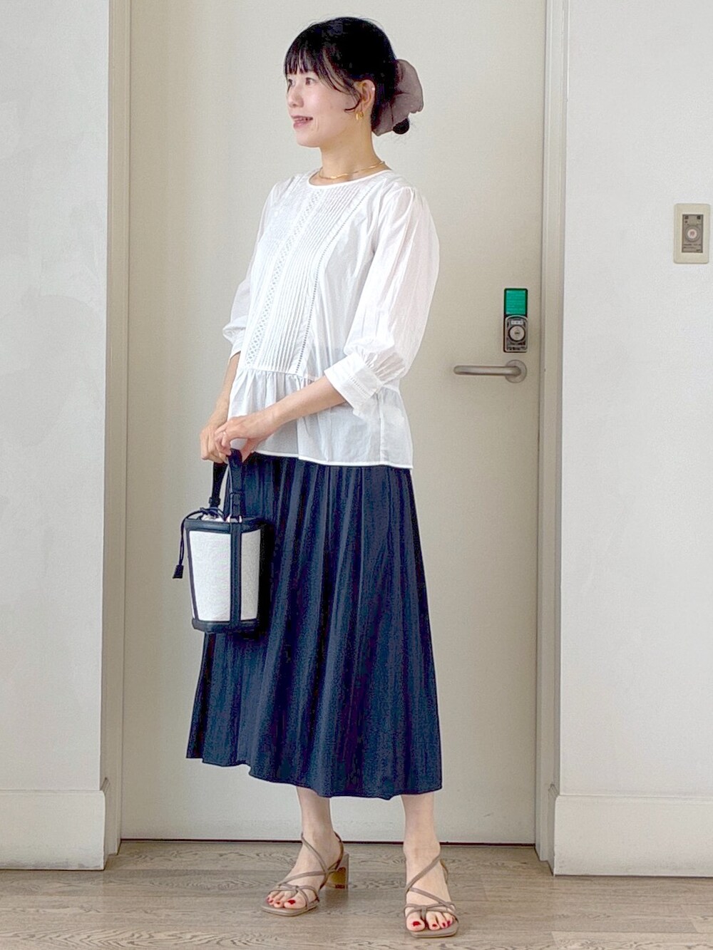 ホワイト系のシャツ/ブラウス、ブルー系のその他パンツ、ブルー系のブルゾンを着用したレディースの夏コーディネートの7枚目の写真