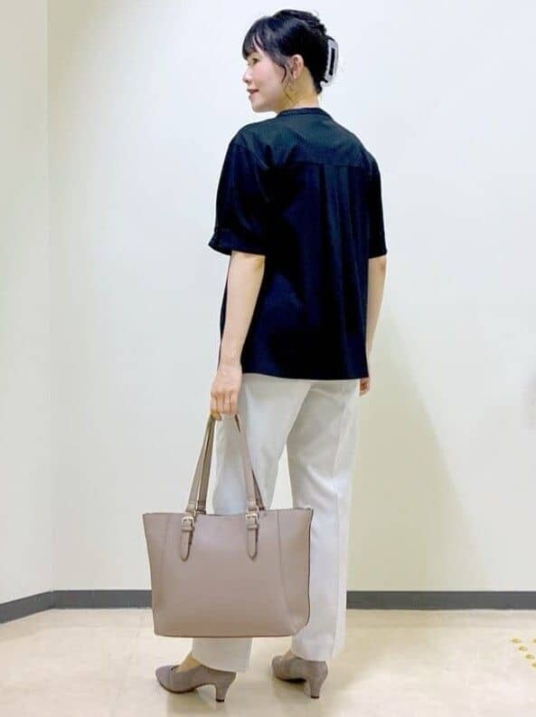 ブラック系のTシャツ/カットソー、ベージュ系のその他パンツ、ブラウン系のトートバッグを着用したレディースの秋コーディネートの4枚目の写真