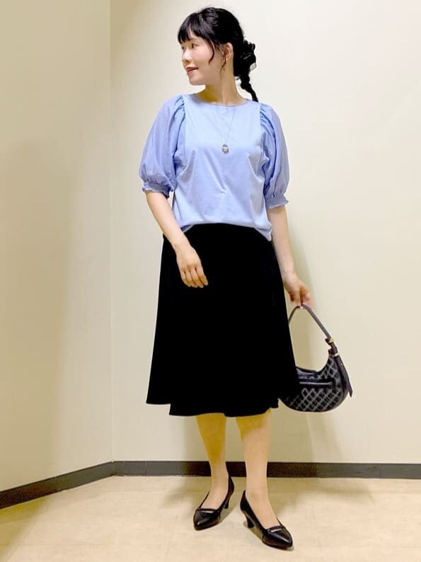 ブルー系のシャツ/ブラウス、ブルー系のスカート、グレー系のカーディガン/ボレロを着用したレディースの夏コーディネートの5枚目の写真