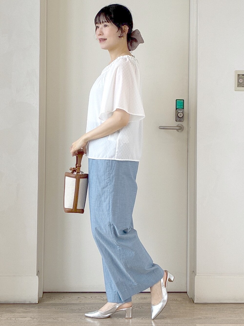 ホワイト系のシャツ/ブラウス、グレー系のタンクトップ、ブルー系のその他パンツを着用したレディースの夏コーディネートの2枚目の写真